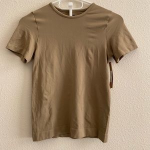 Skims Soft Smoothing Tee in Desert size S New with Tag